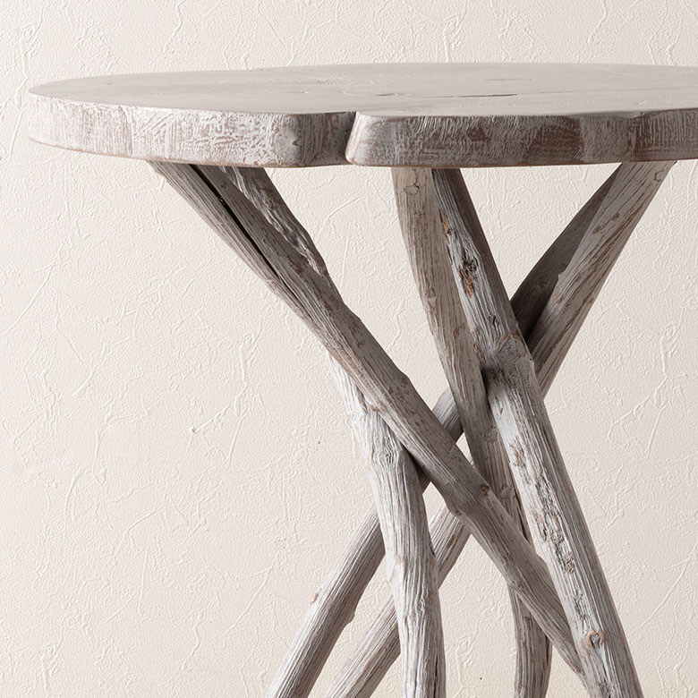 脚部には天然の枝を使用