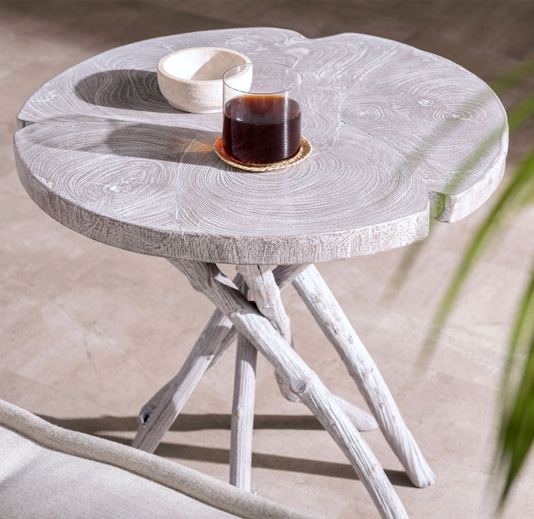 チーク無垢材の木製テーブル