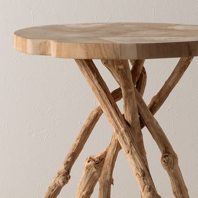 脚部には天然の枝を使用