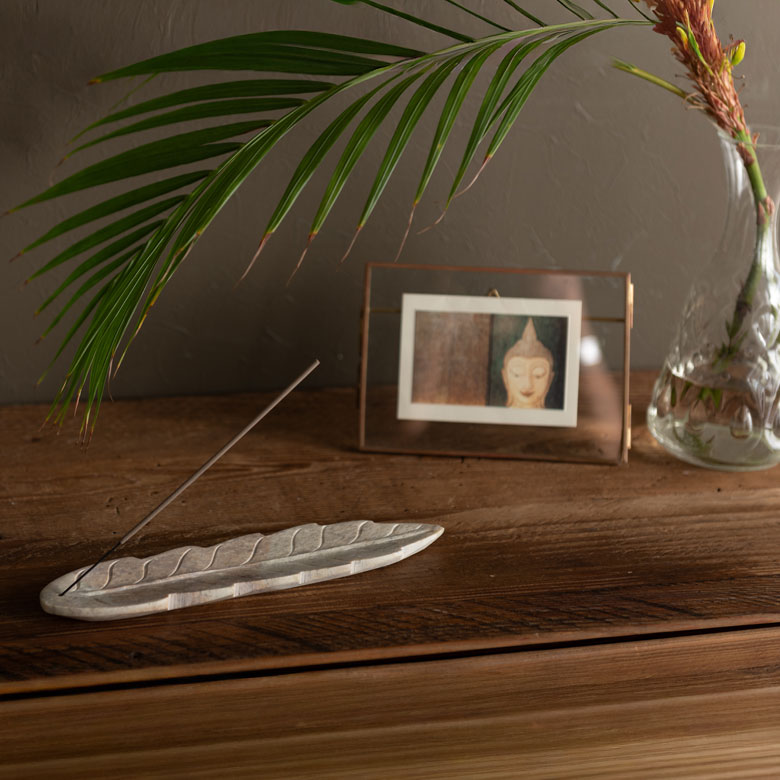 森に漂う霧のようにやさしく広がるスティックインセンス