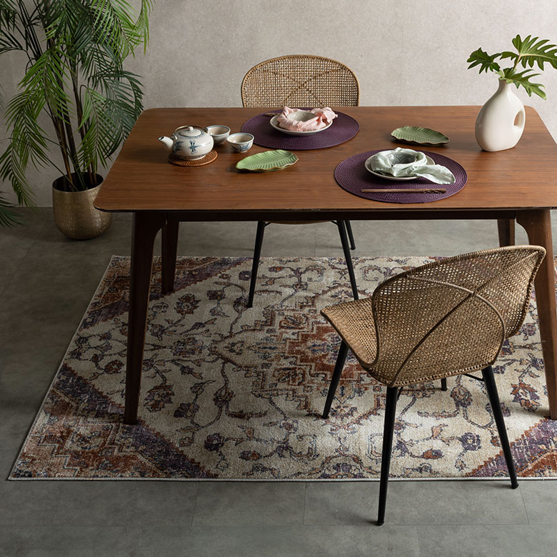 お部屋の雰囲気を格上げする柄ラグ