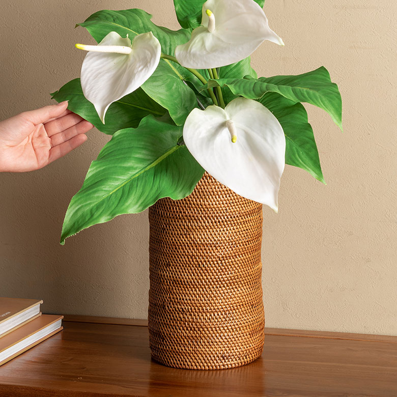 花を美しく魅せる、天然素材アタの造花用筒形フラワーベース