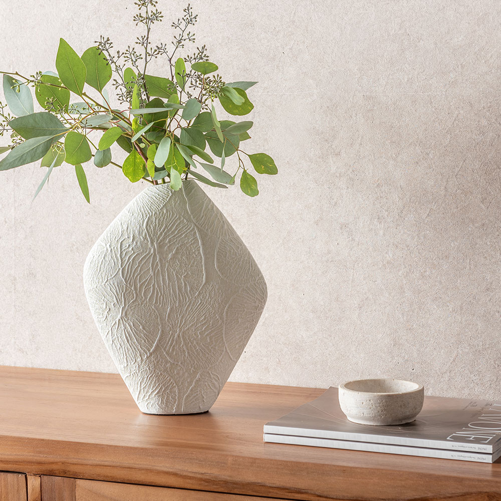 石膏のようなストーン調でありながら水を入れて生花を飾れる花器