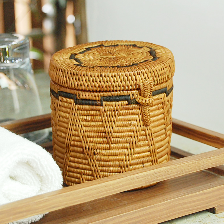 アタで編まれた筒形小物入れケース