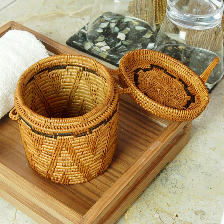 お菓子を入れてお茶と一緒にお盆に載せるのも素敵