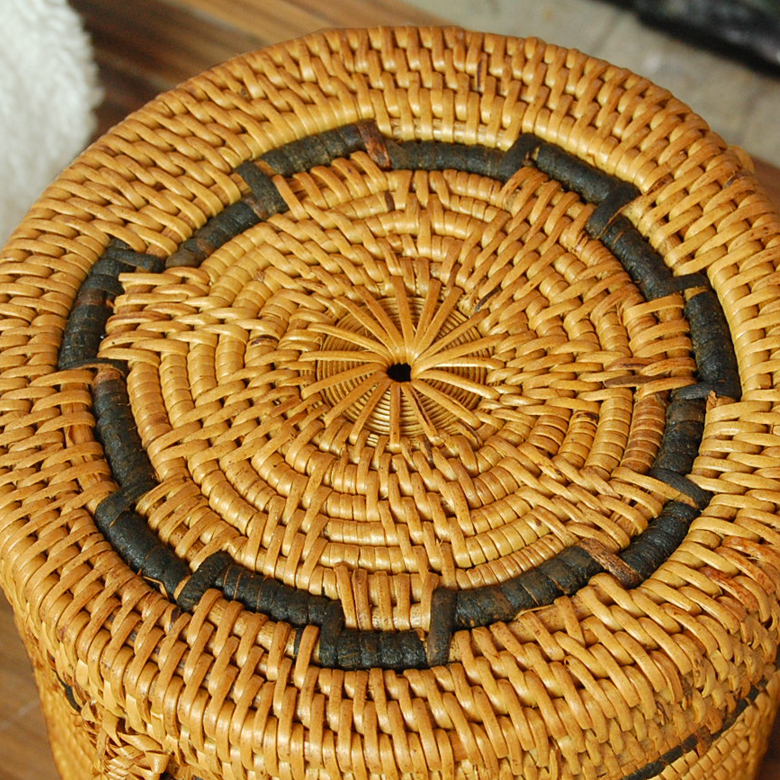 丁寧に模様が編まれたフタ