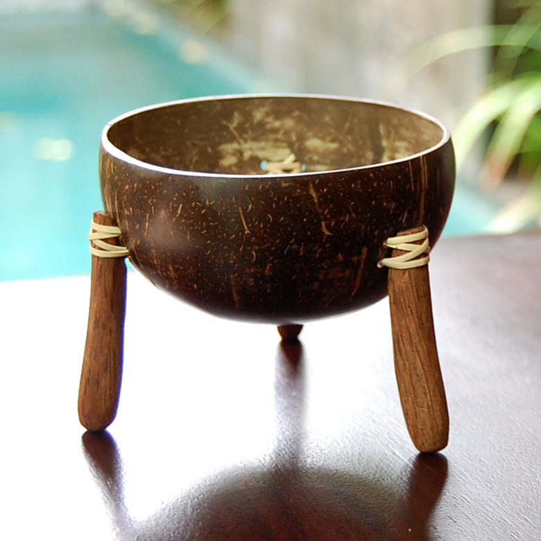 ココナッツシェルの脚付きアジアンボウル