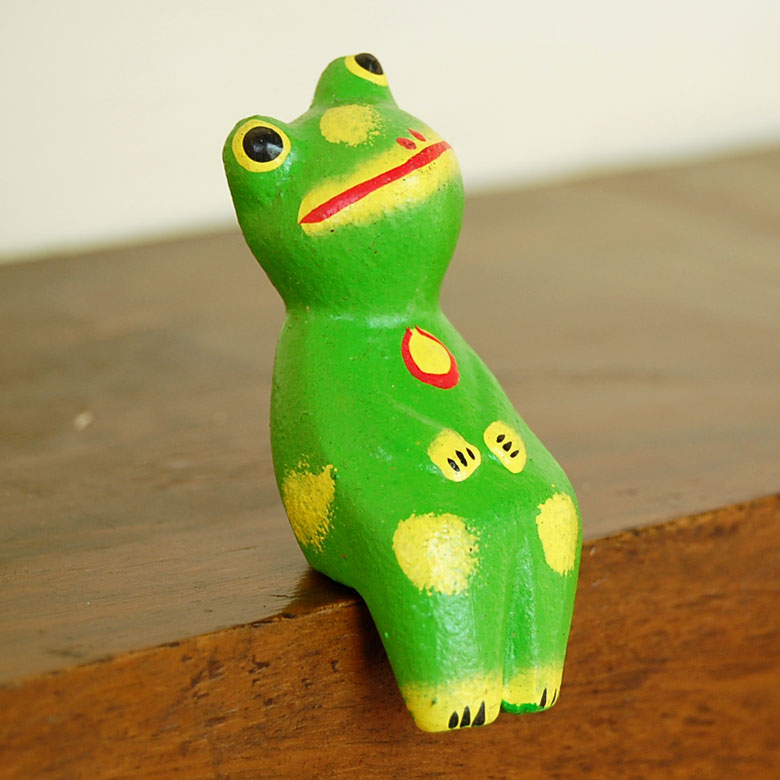 木彫りのカエルのオブジェ