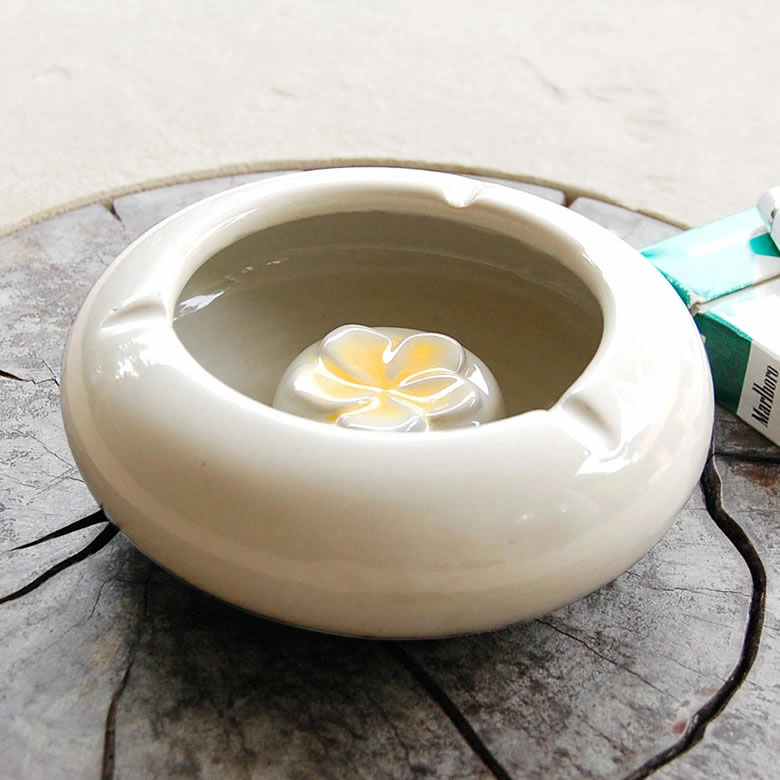 プルメリアの陶器灰皿