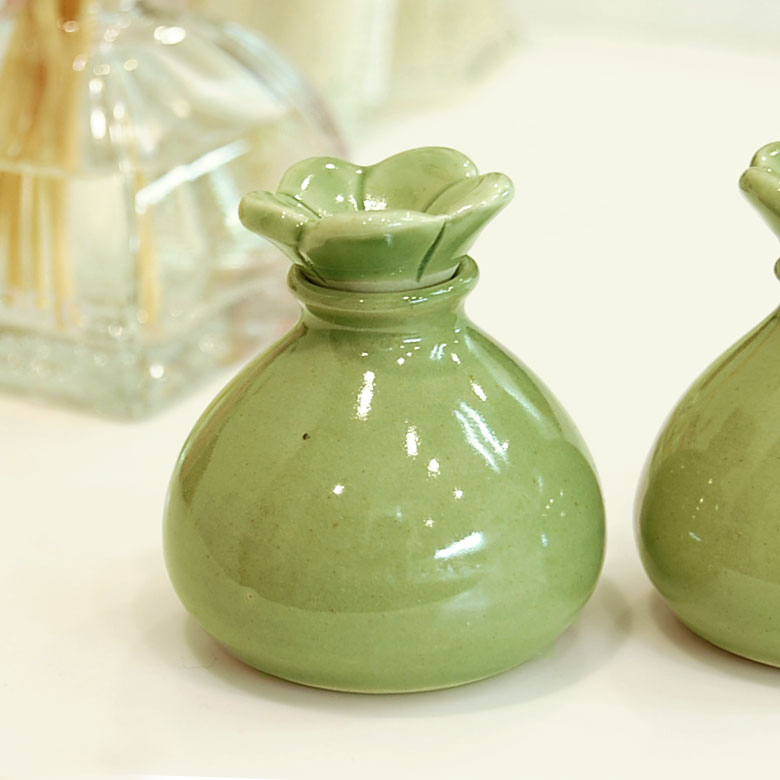 陶器でできた小瓶