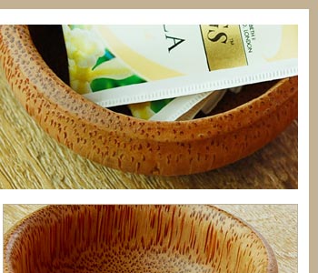 壺の口が広がったようなフォルムが独特で小物などが取り出しやすいように中はストレートタイプになっております。