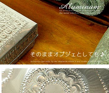 アルミのケースのフタを外すと、底にはお花の模様が。