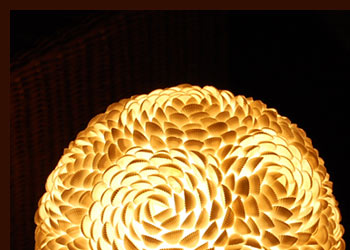 幾重にも重ねた貝殻が存在感溢れるアジアンランプ。