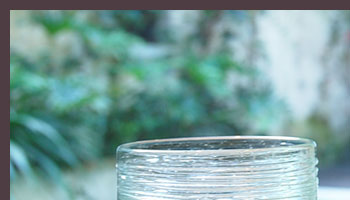 淡い水色と不規則な模様がかわいいキャンドルホルダー