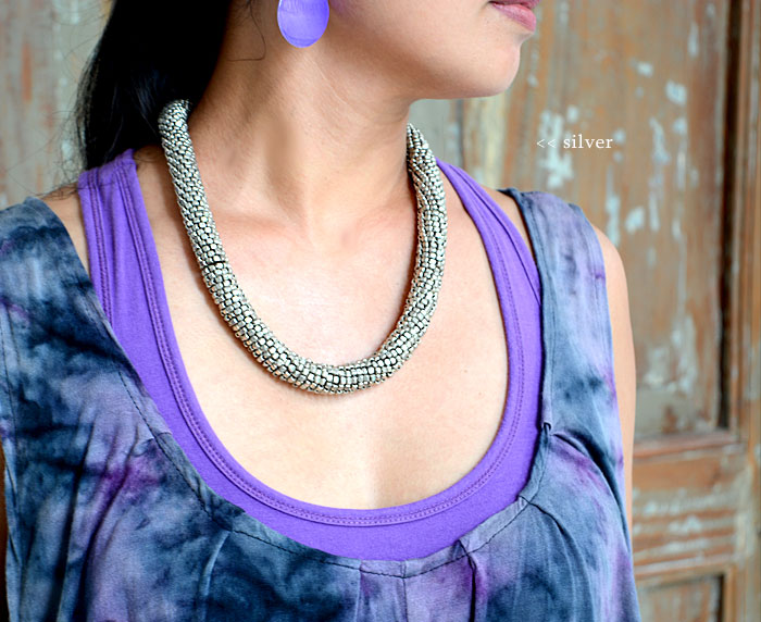 アンティークカラーのロープ型ボリュームネックレス