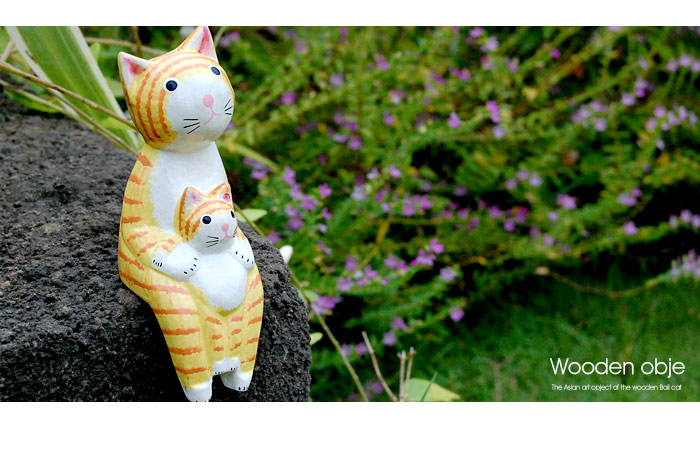 仲良くちょこんとお座りするバリネコ親子のオブジェ。