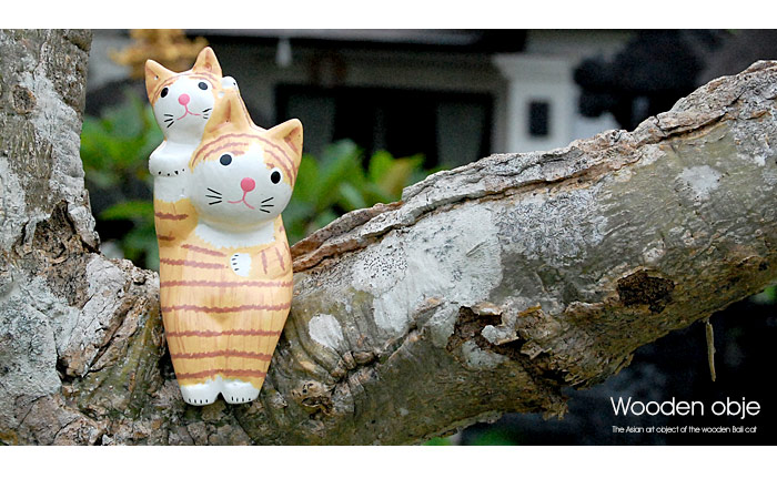 バリ島からやってきた仲良し親子のバリネコオブジェ。