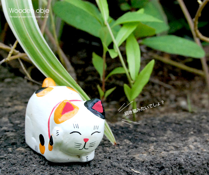 バリ島からやってきた幸せ顔の木彫り三毛猫オブジェ。