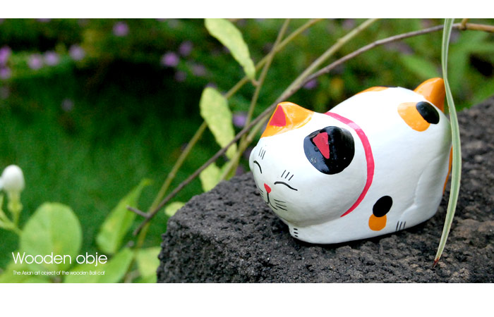 バリ島からやってきた幸せ顔の木彫り三毛猫オブジェ。