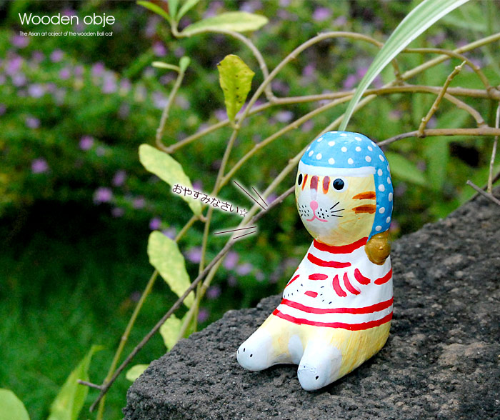 ナイトキャップをかぶったお座りするバリネコオブジェ。