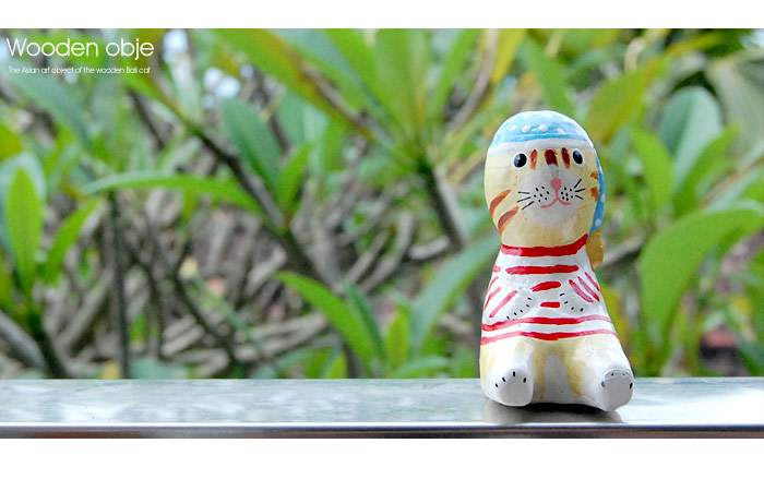 仲良くちょこんとお座りするバリネコ親子のオブジェ。