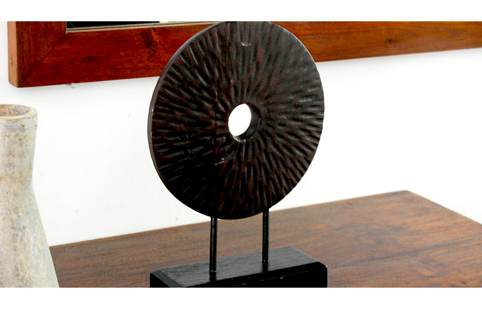 木彫りのアジアンオブジェ、独特の雰囲気のプリミティブディスク