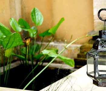 バリ島のキャンドルランタン用アイアン製スタンド。バリ島で見つけてきた、キャンドルランタンを吊る用に作られたアイアンスタンド。