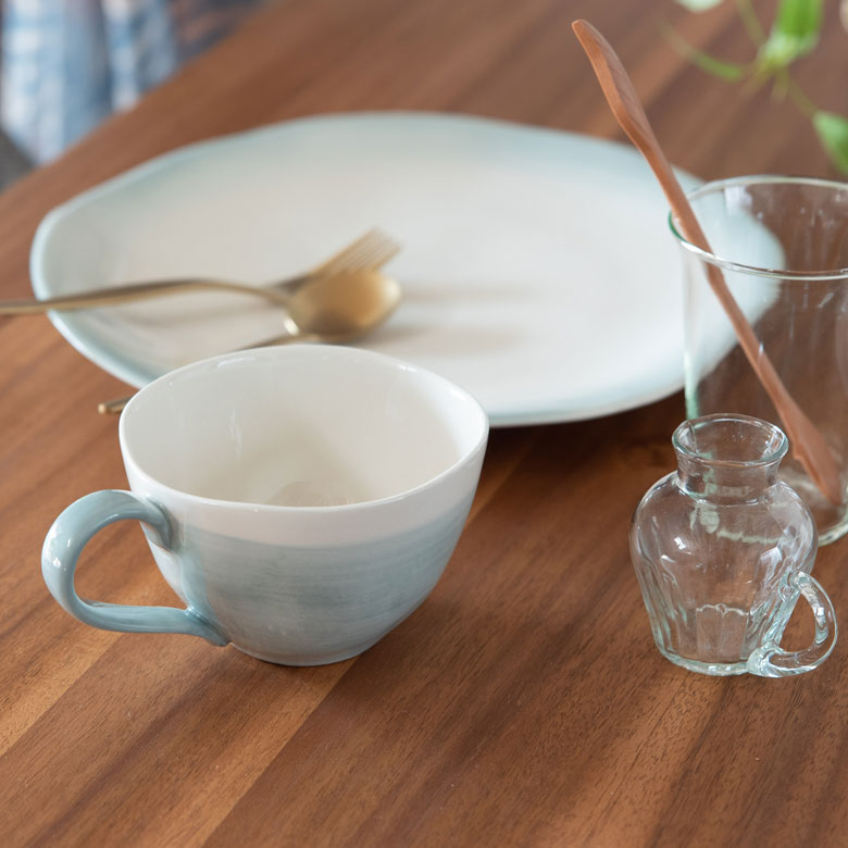 やさしい色合いのカップ