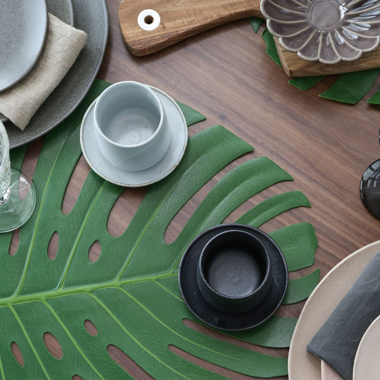 平たく厚みのあるデザイン