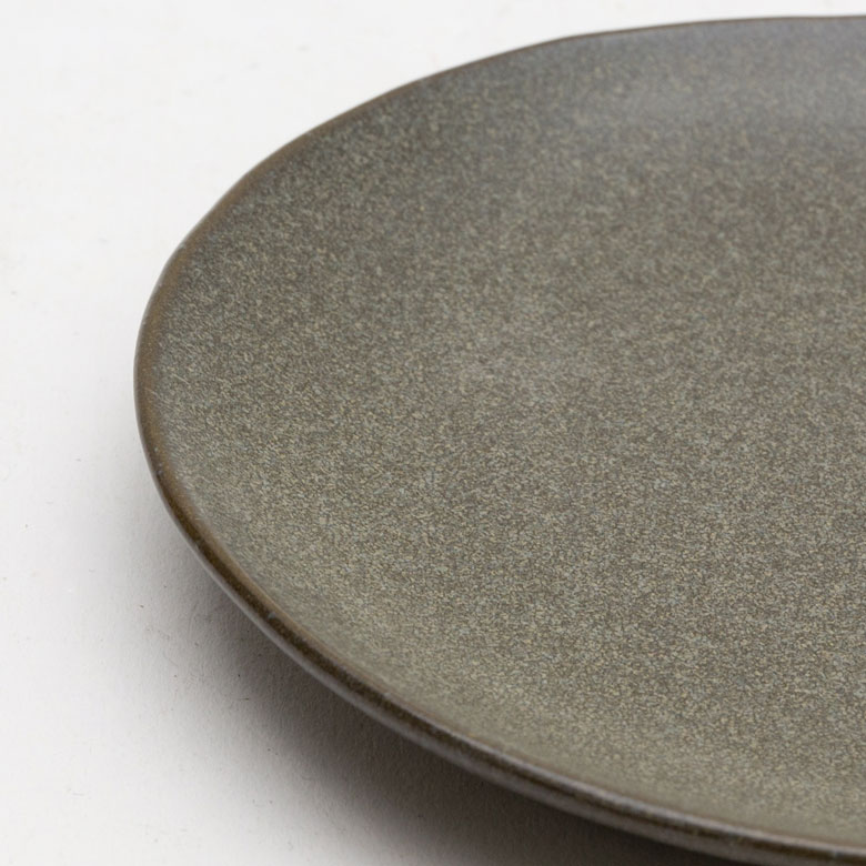 表面はゆるやかな凹凸があります