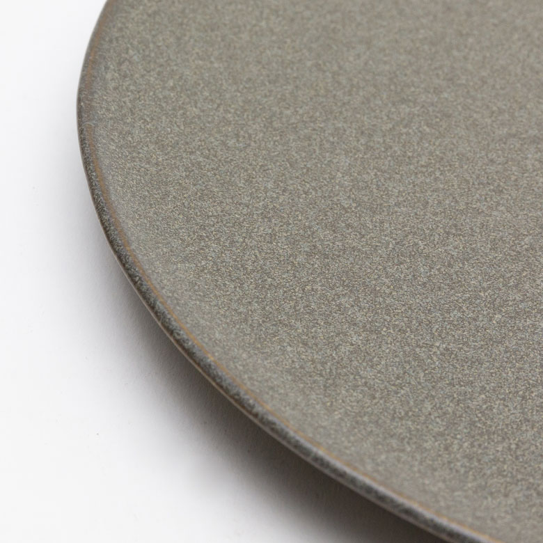 表面はゆるやかな凹凸があります