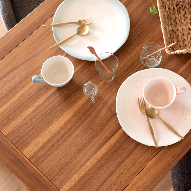 アカシア天然木の木目が美しい