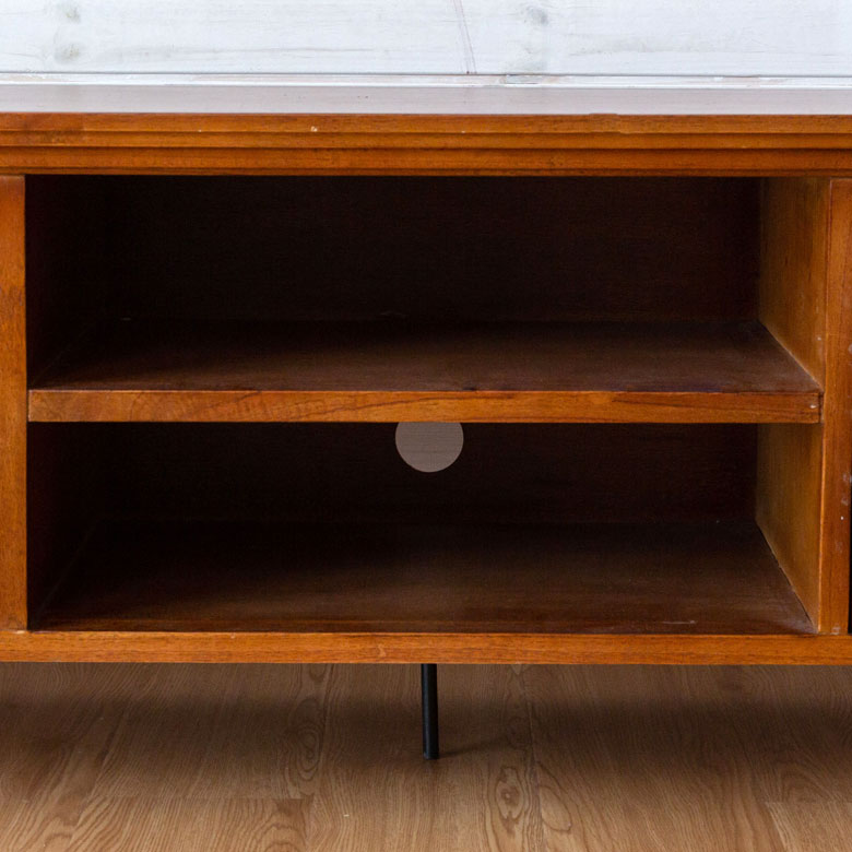 中央にはDVDデッキなどを収納