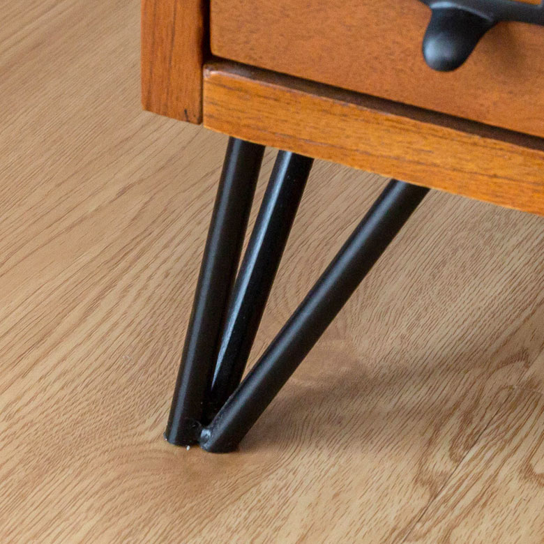 アイアン製の脚がついています