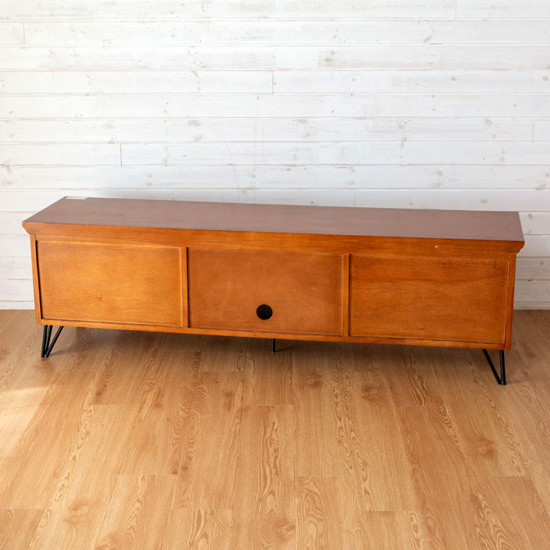 背面にはコードを通せる穴が開いています