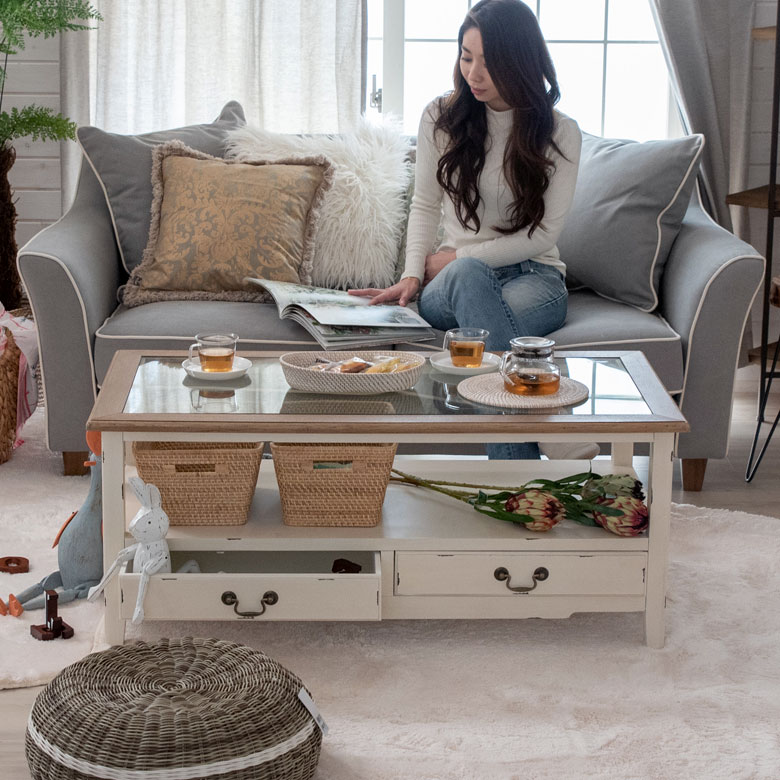 棚と引き出し付きで収納に便利