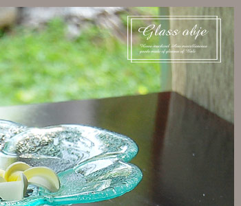 プルメリア型の水盤で高級リゾートホテルの雰囲気に。