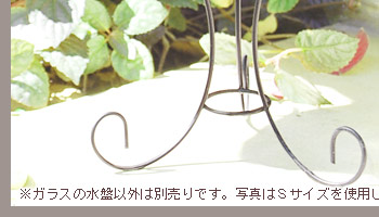 水盤に水を入れてそこにプルメリアの造花などを浮かべると、バリのリゾートやスパのような雰囲気を楽しめます。