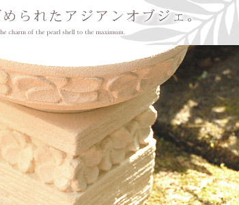 四角い土台の上にお皿型のオブジェがのっています。