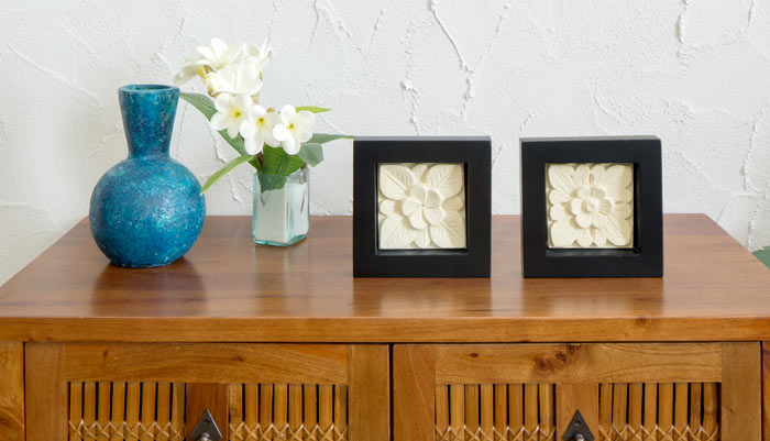 フラワーモチーフのストーンレリーフ パラスストーン