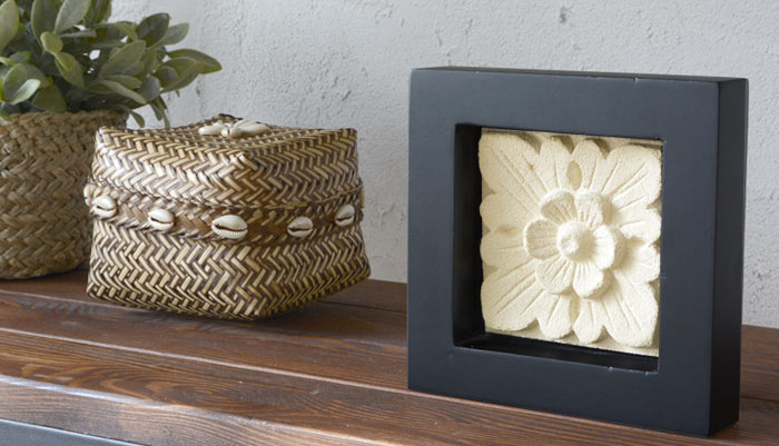 フラワーモチーフのストーンレリーフ パラスストーン