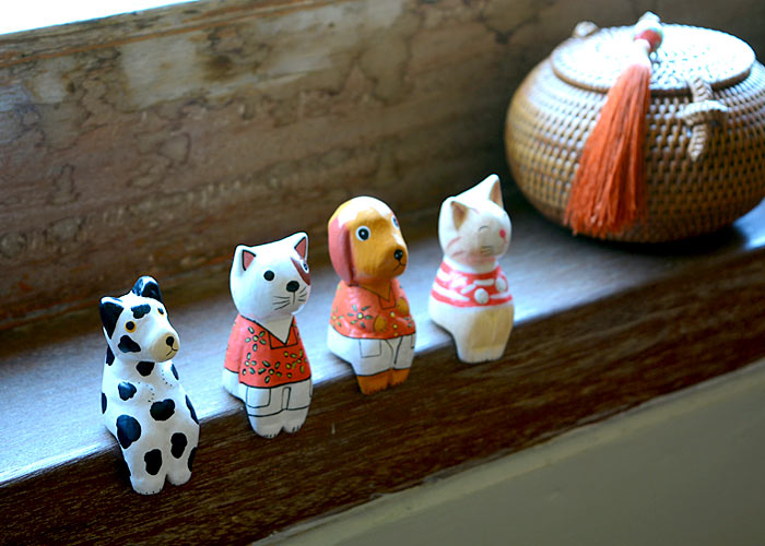 お座りした木彫りの犬の アジアン オブジェ インテリア 木彫りの動物 いぬ 飾り アニマルオブジェ 彫刻 木製デコレーション バリ 雑貨 アジアン雑貨