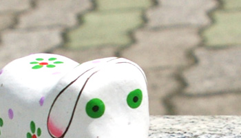 バリの職人の感性が光る、素朴で可愛い表情に癒される、そんなオブジェです。