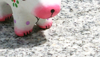 ハンドメイドのため、一つ一つ表情や模様が異なり、個性的。沢山飾ってみても面白いですよ。