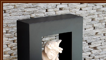 パラス石のオブジェが存在感を引き立てる。黒で塗装された木製のフレームがシンプルでスタイリッシュな印象で、