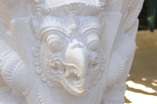 ガルーダの石像