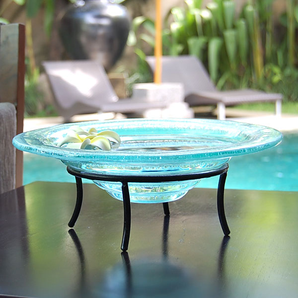 ガラスの水盤と合わせて飾ると、雰囲気がアップすること間違いなし！