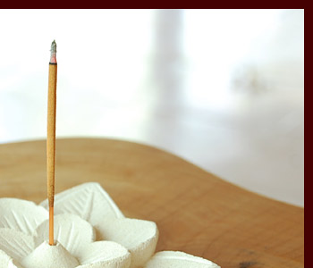 バリ島の天然素材『パラス石』を使用した、プルメリアの花をモチーフにした可愛いお香立て。