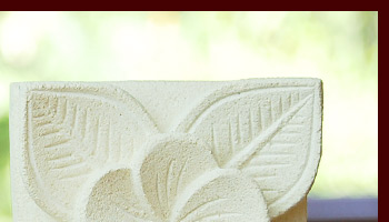 バリ島の職人がプルメリアの花をモチーフに彫ったお香立ては何処となく優しい風合いで見るものの心を癒してくれます。