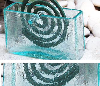 ガラスの表面にフレスコ加工を施し、シンプルながら存在感溢れるアイテムに仕上がっています。